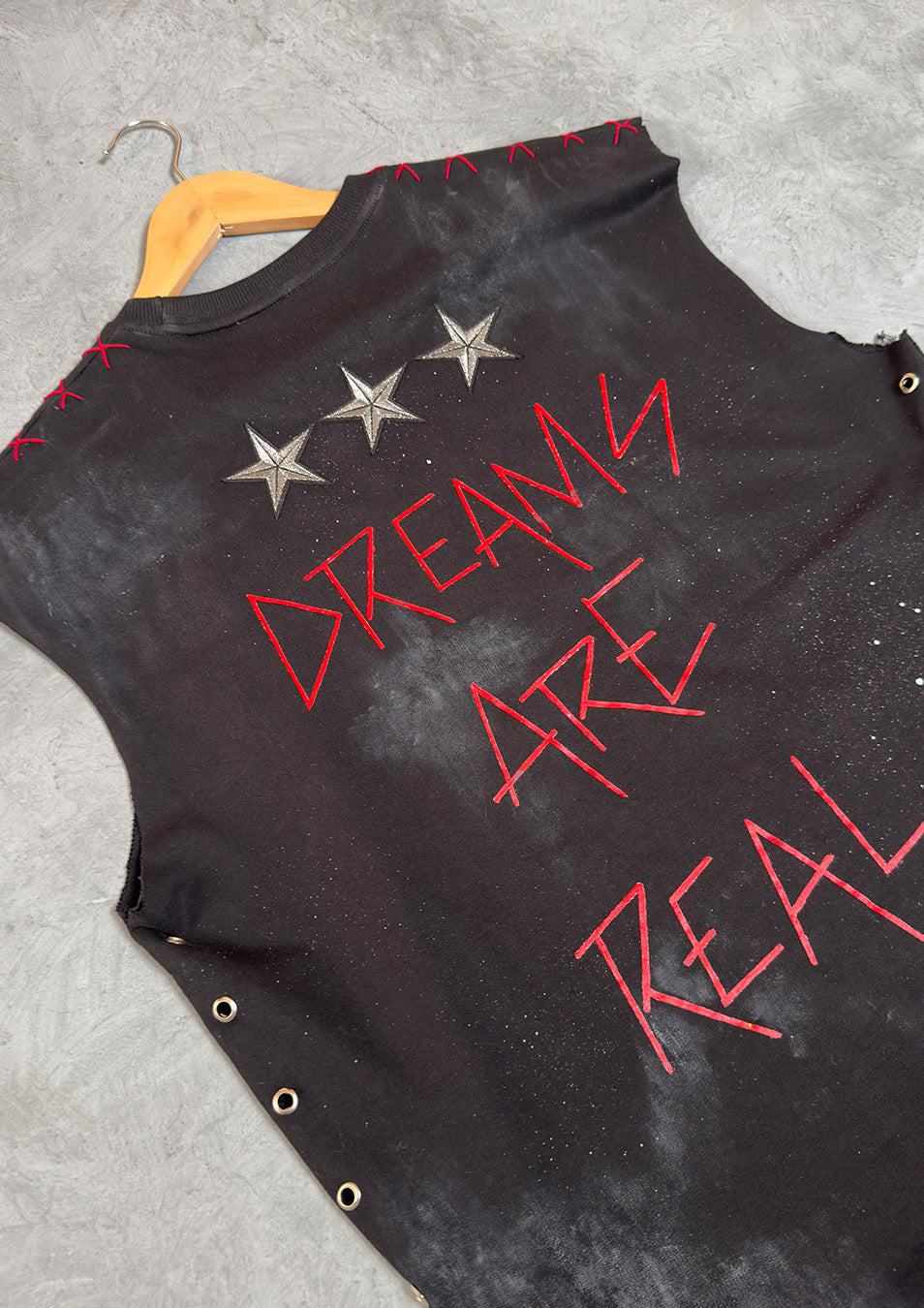 ‘PUNKS DON’T DIE’ V2