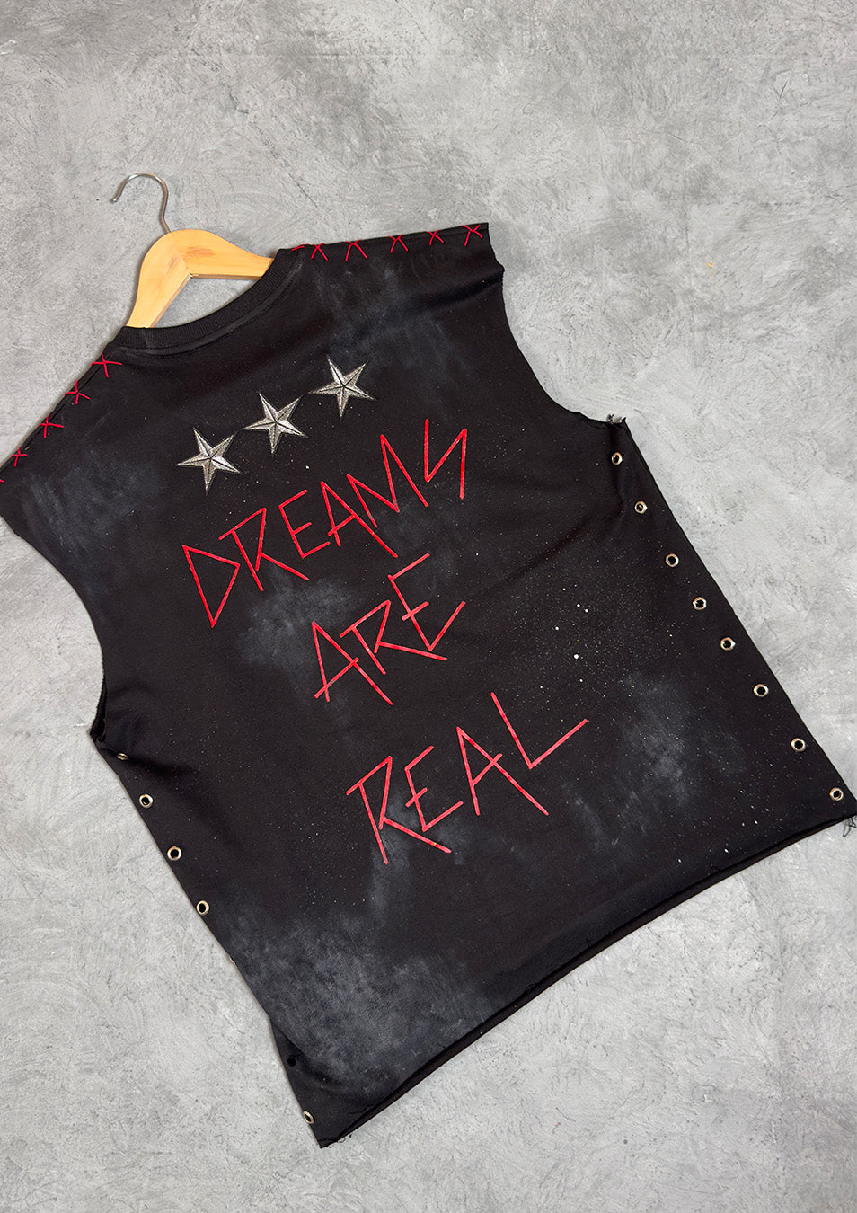 ‘PUNKS DON’T DIE’ V2